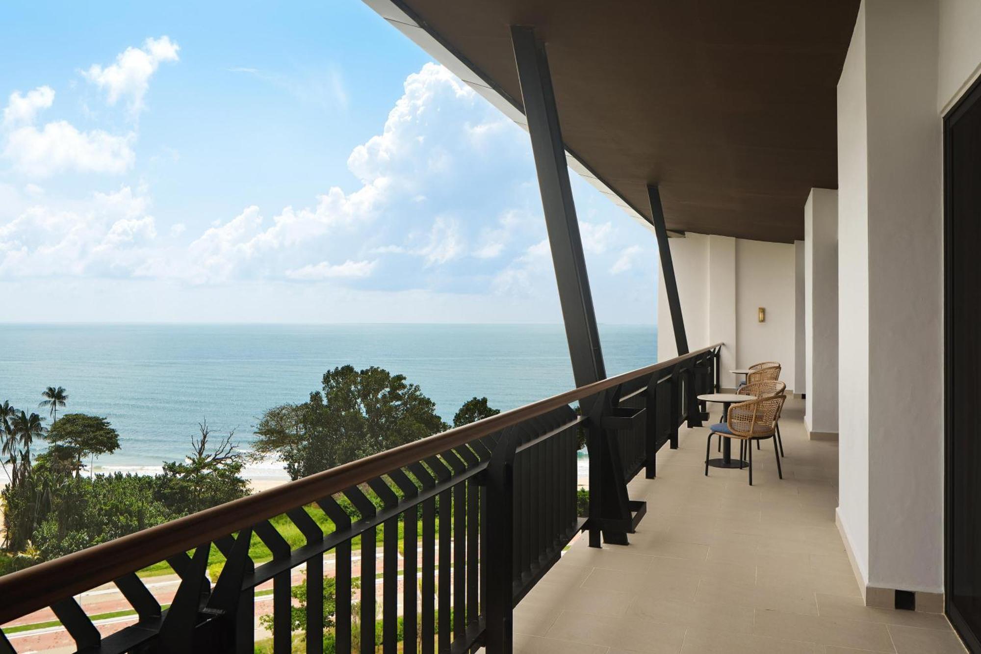 The Westin Desaru Coast Resort מראה חיצוני תמונה A balcony