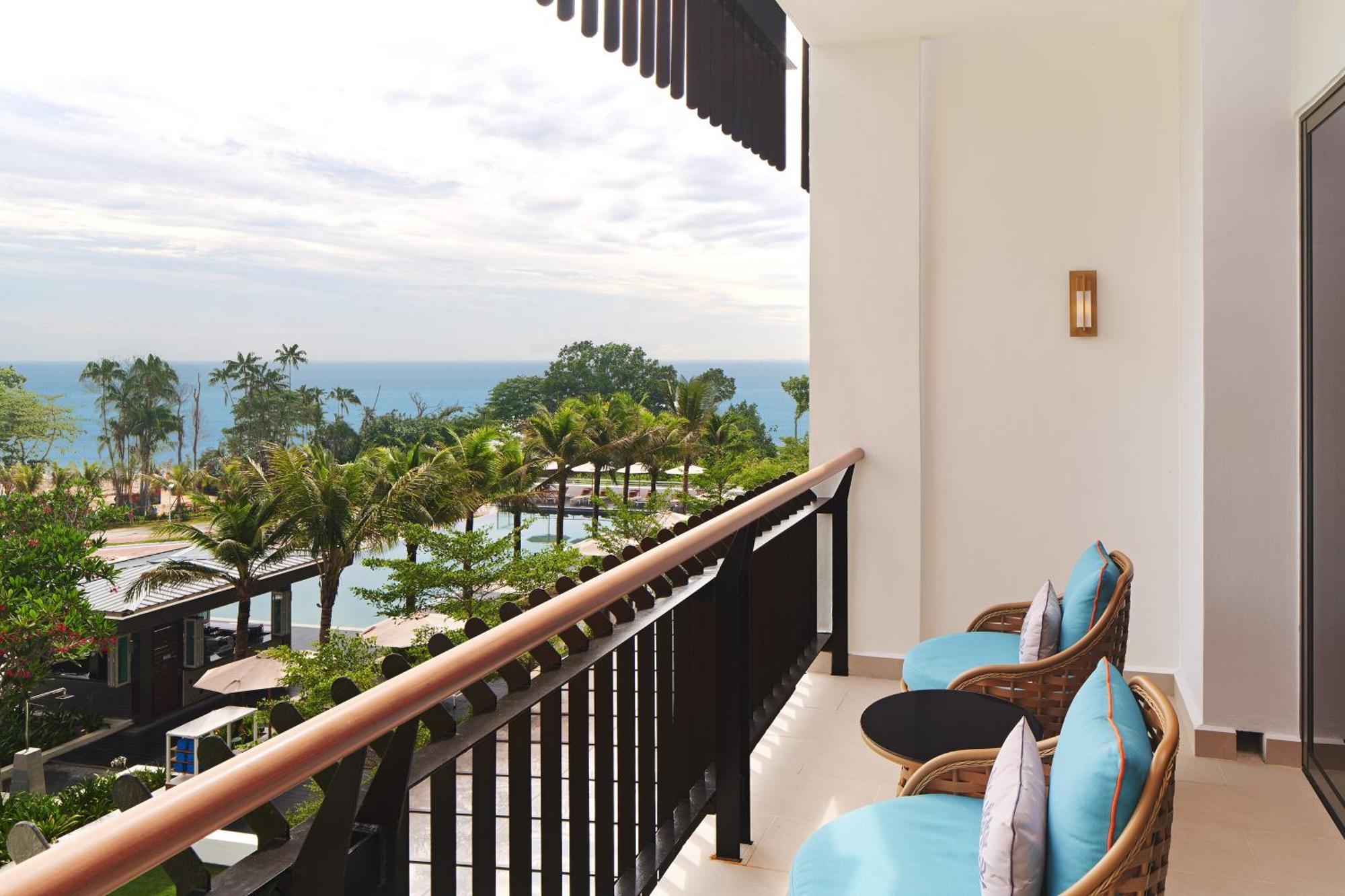 The Westin Desaru Coast Resort מראה חיצוני תמונה A balcony at the resort