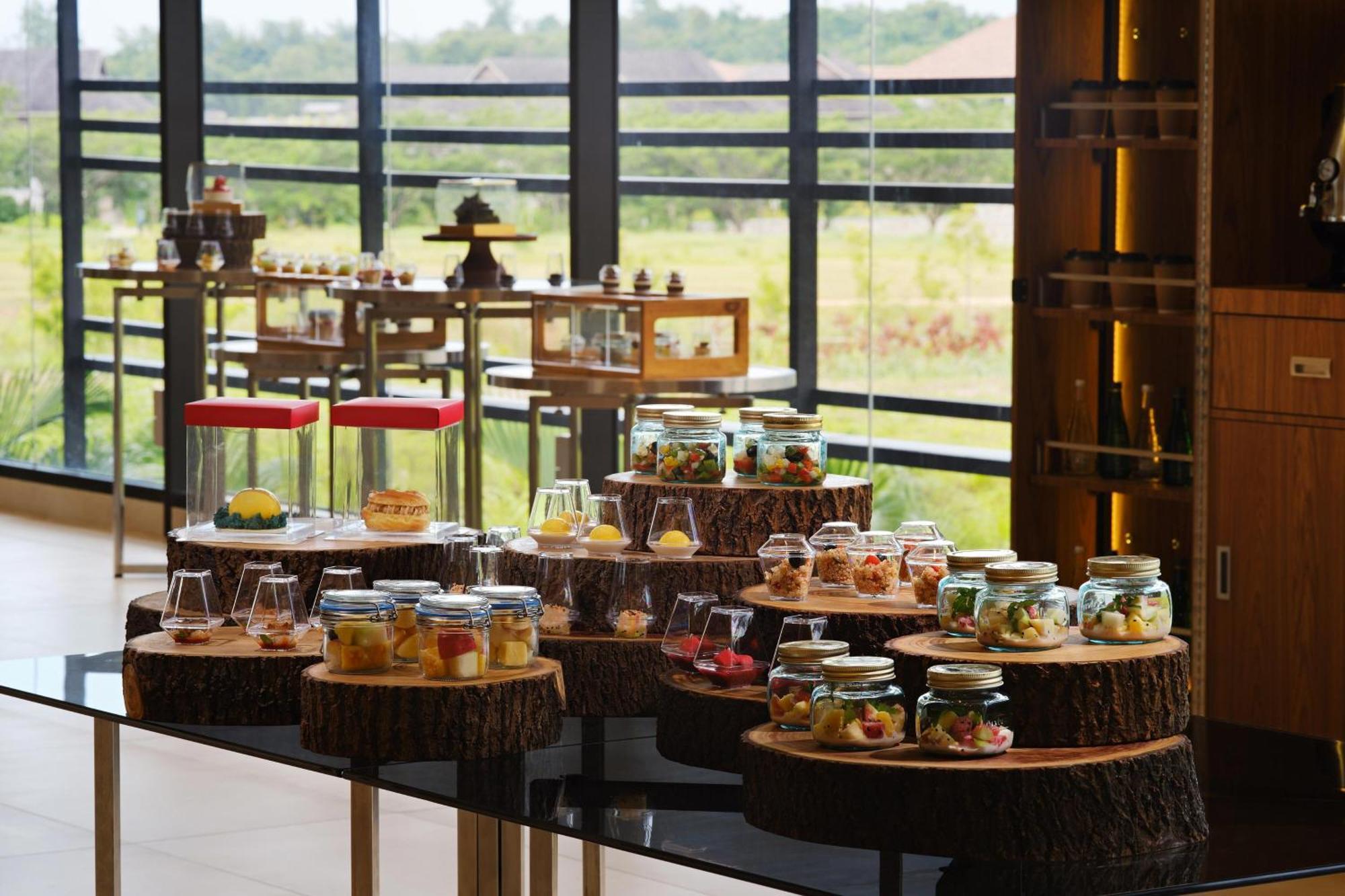 The Westin Desaru Coast Resort מראה חיצוני תמונה A dessert buffet