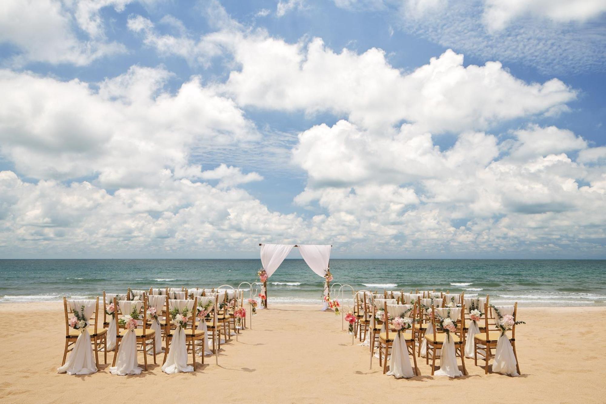 The Westin Desaru Coast Resort מראה חיצוני תמונה Beach wedding