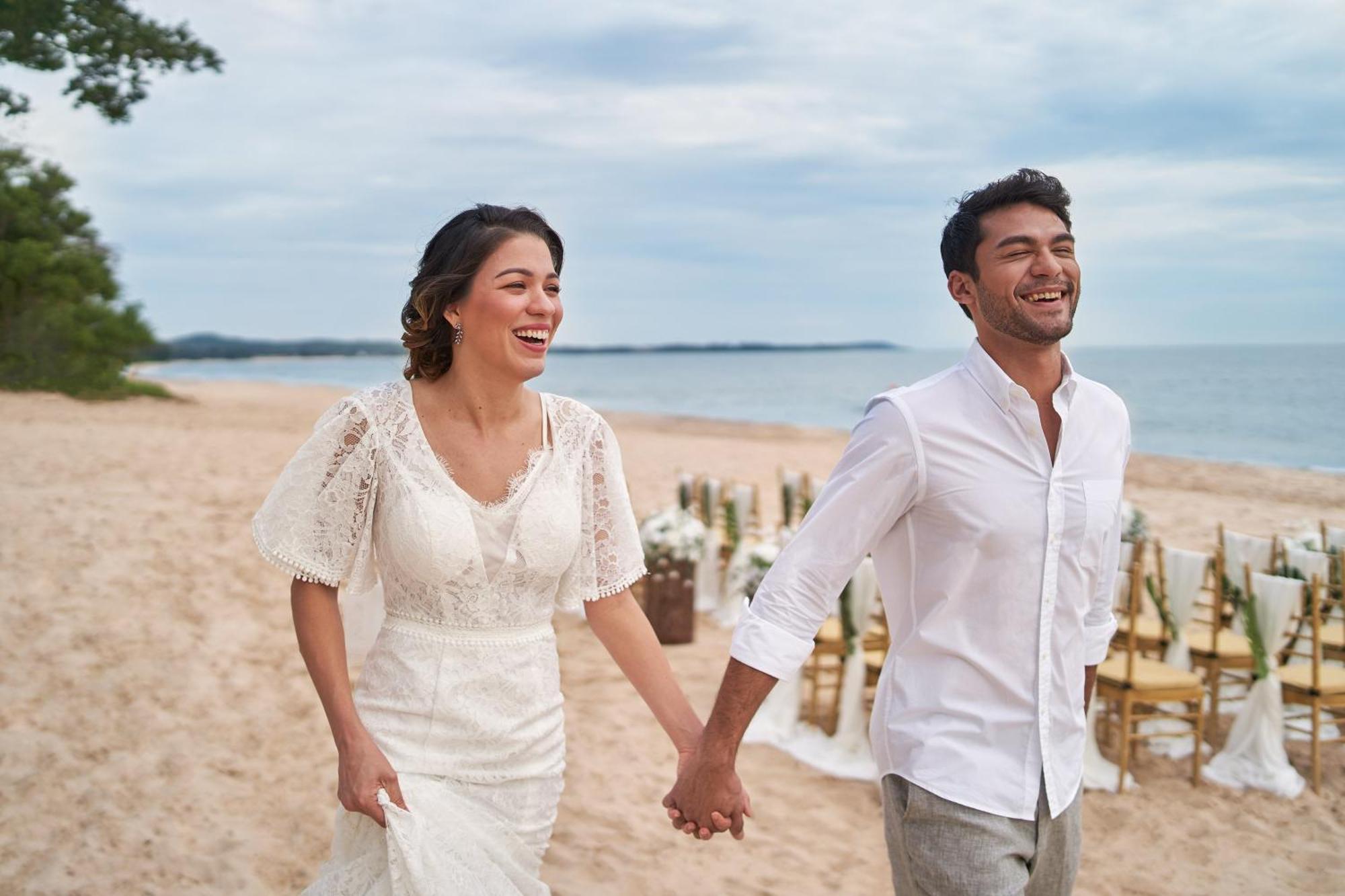 The Westin Desaru Coast Resort מראה חיצוני תמונה A couple holding hands