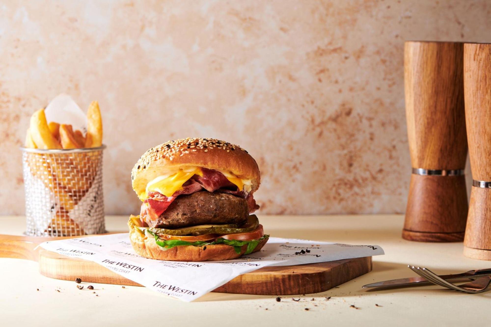 The Westin Desaru Coast Resort מראה חיצוני תמונה A cheeseburger with fries