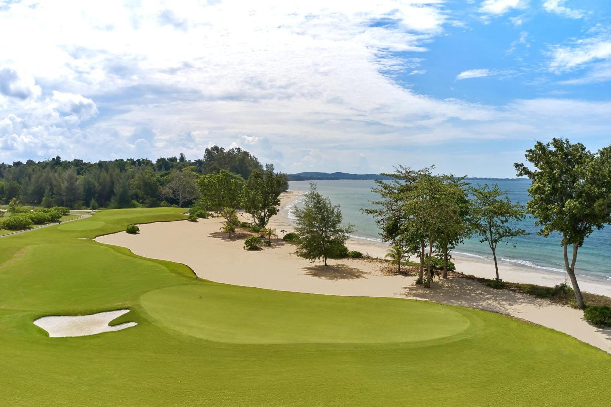 The Westin Desaru Coast Resort מראה חיצוני תמונה The 18th green at the Straits Course